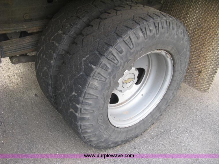 image for item E7878 2002 Chevrolet Silverado 3500 flatbed dump truck