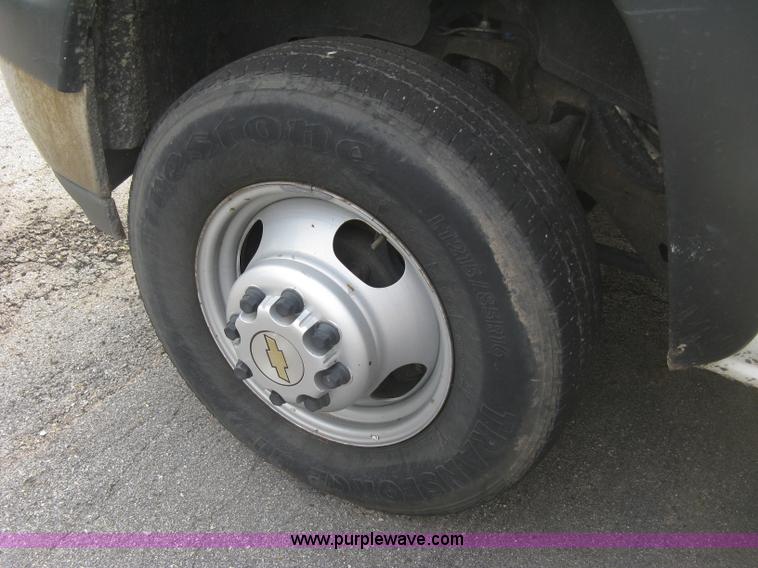 image for item E7878 2002 Chevrolet Silverado 3500 flatbed dump truck