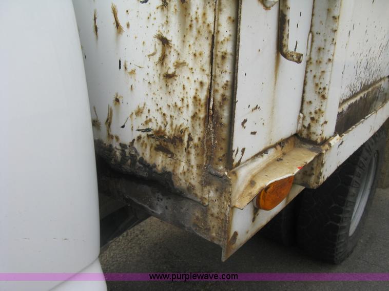 image for item E7878 2002 Chevrolet Silverado 3500 flatbed dump truck