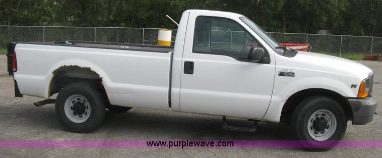 image for item E7879 2000 Ford F250 Super Duty XL pickup truck