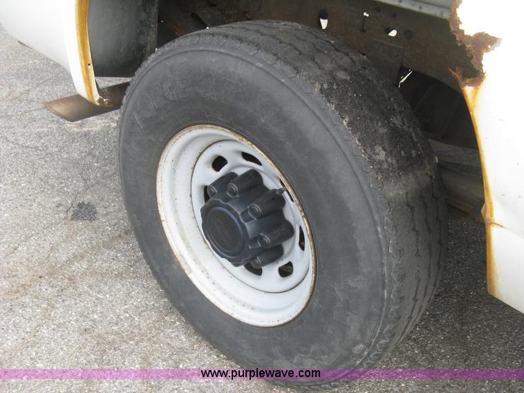 image for item E7879 2000 Ford F250 Super Duty XL pickup truck