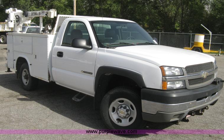 image for item E7881 2004 Chevrolet Silverado 2500HD utility truck