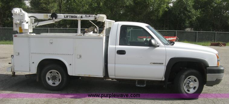 image for item E7881 2004 Chevrolet Silverado 2500HD utility truck