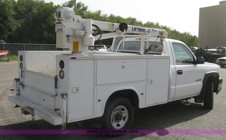 image for item E7881 2004 Chevrolet Silverado 2500HD utility truck