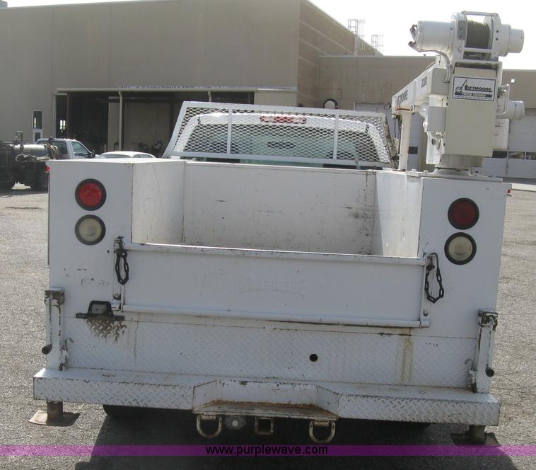 image for item E7881 2004 Chevrolet Silverado 2500HD utility truck