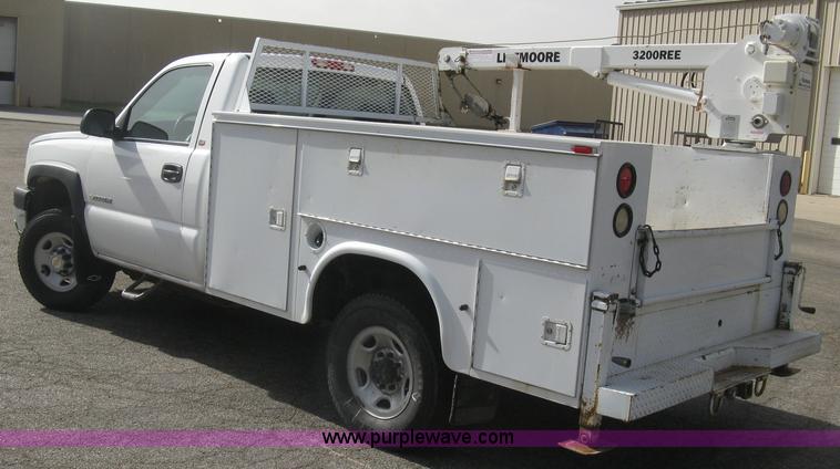 image for item E7881 2004 Chevrolet Silverado 2500HD utility truck