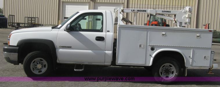 image for item E7881 2004 Chevrolet Silverado 2500HD utility truck