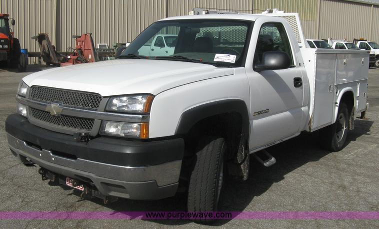 image for item E7881 2004 Chevrolet Silverado 2500HD utility truck