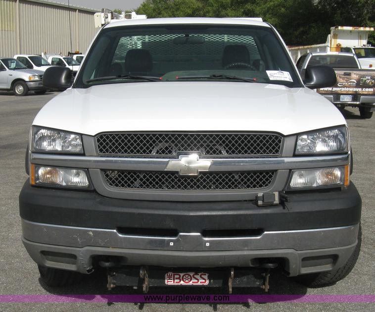 image for item E7881 2004 Chevrolet Silverado 2500HD utility truck