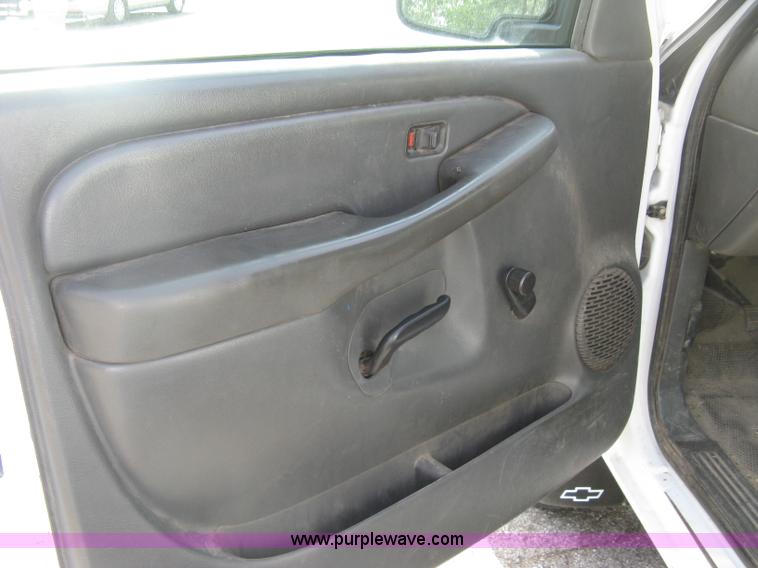 image for item E7881 2004 Chevrolet Silverado 2500HD utility truck