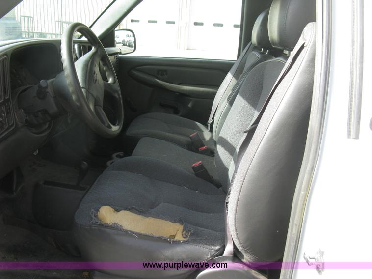 image for item E7881 2004 Chevrolet Silverado 2500HD utility truck