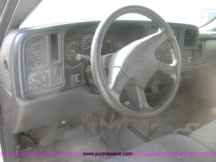 image for item E7881 2004 Chevrolet Silverado 2500HD utility truck