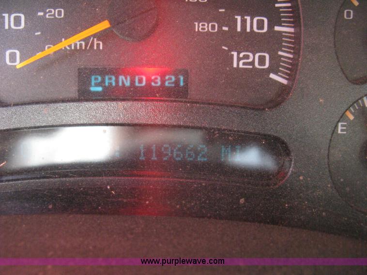 image for item E7881 2004 Chevrolet Silverado 2500HD utility truck