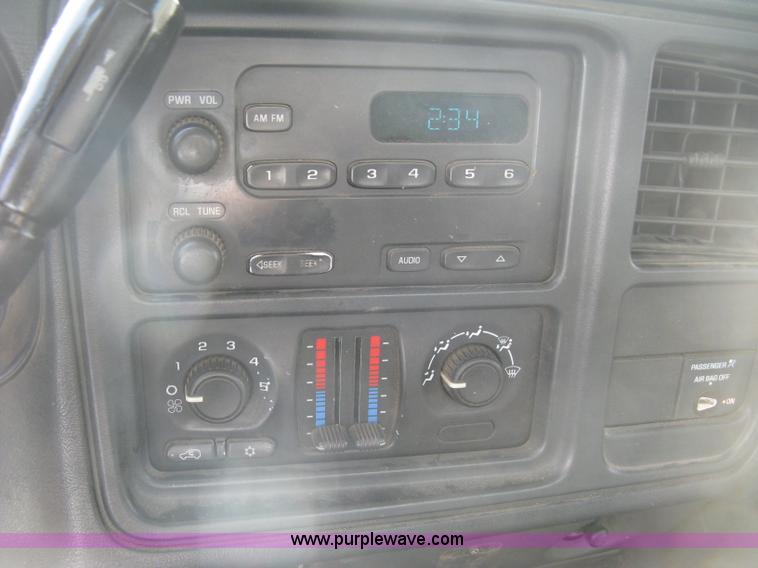 image for item E7881 2004 Chevrolet Silverado 2500HD utility truck