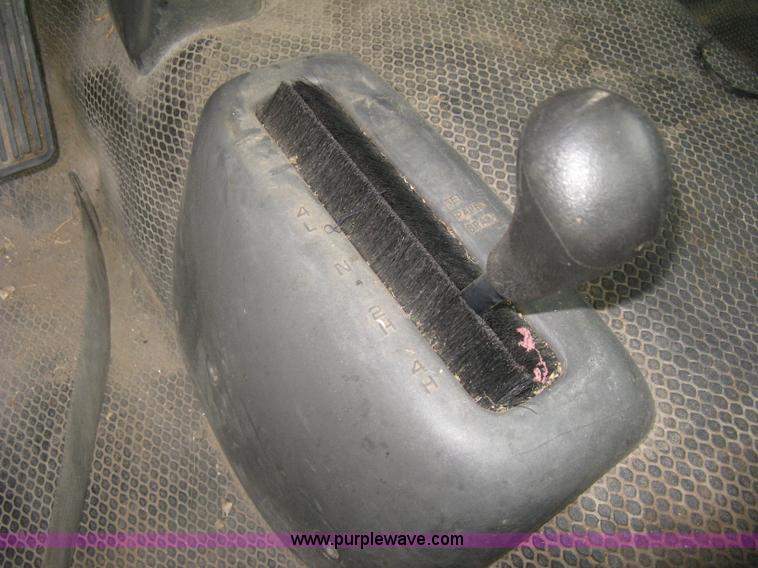 image for item E7881 2004 Chevrolet Silverado 2500HD utility truck