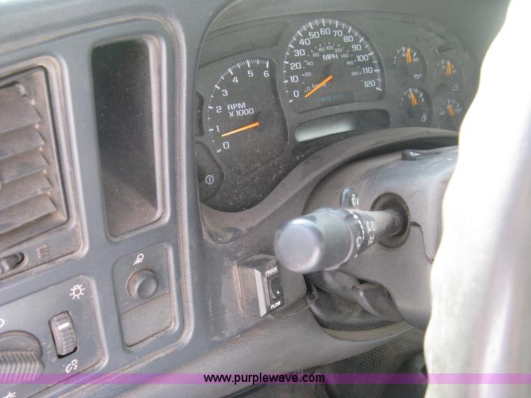 image for item E7881 2004 Chevrolet Silverado 2500HD utility truck