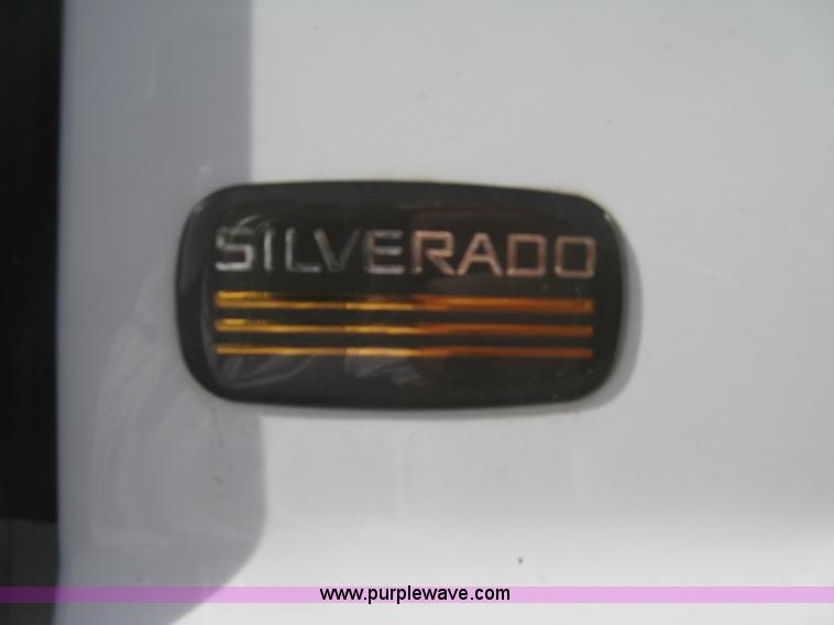 image for item E7881 2004 Chevrolet Silverado 2500HD utility truck