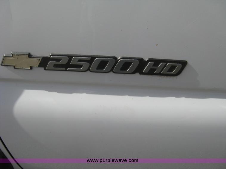image for item E7881 2004 Chevrolet Silverado 2500HD utility truck