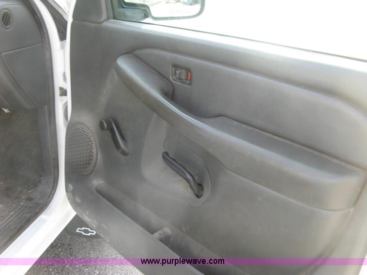 image for item E7881 2004 Chevrolet Silverado 2500HD utility truck