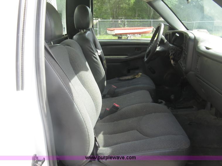 image for item E7881 2004 Chevrolet Silverado 2500HD utility truck