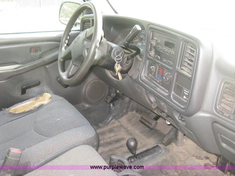 image for item E7881 2004 Chevrolet Silverado 2500HD utility truck