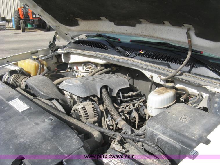 image for item E7881 2004 Chevrolet Silverado 2500HD utility truck