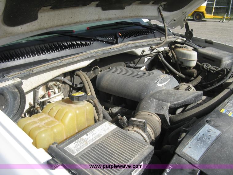 image for item E7881 2004 Chevrolet Silverado 2500HD utility truck