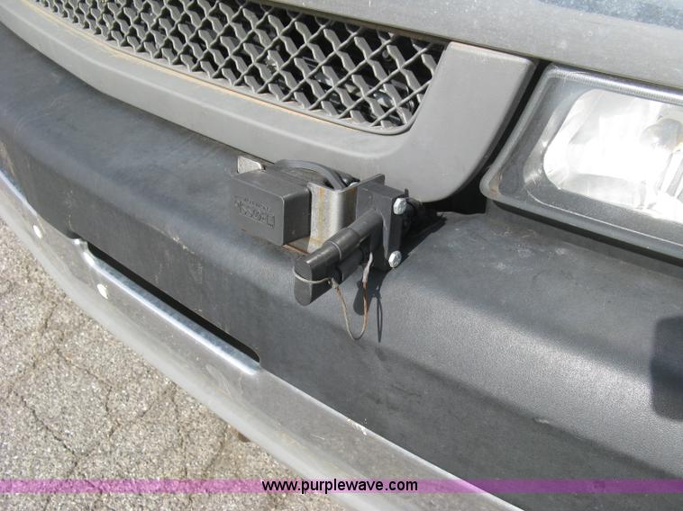 image for item E7881 2004 Chevrolet Silverado 2500HD utility truck