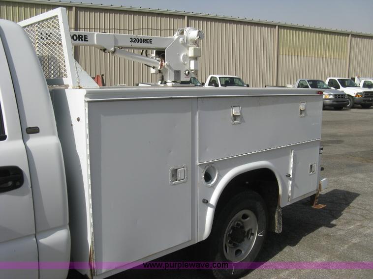 image for item E7881 2004 Chevrolet Silverado 2500HD utility truck