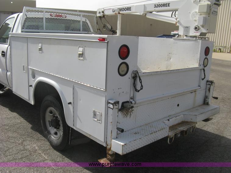 image for item E7881 2004 Chevrolet Silverado 2500HD utility truck