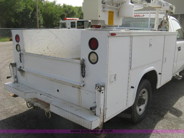 image for item E7881 2004 Chevrolet Silverado 2500HD utility truck