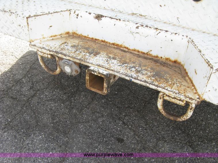 image for item E7881 2004 Chevrolet Silverado 2500HD utility truck