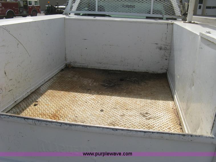 image for item E7881 2004 Chevrolet Silverado 2500HD utility truck