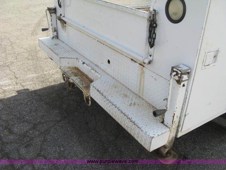 image for item E7881 2004 Chevrolet Silverado 2500HD utility truck