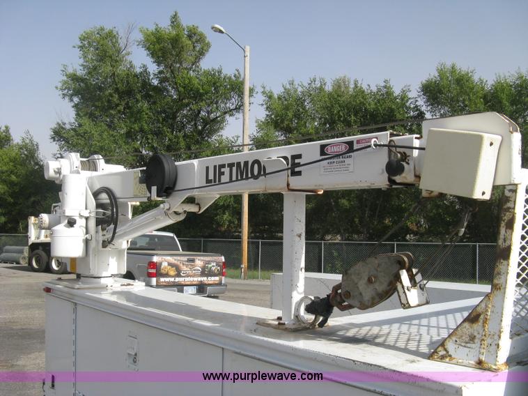 image for item E7881 2004 Chevrolet Silverado 2500HD utility truck