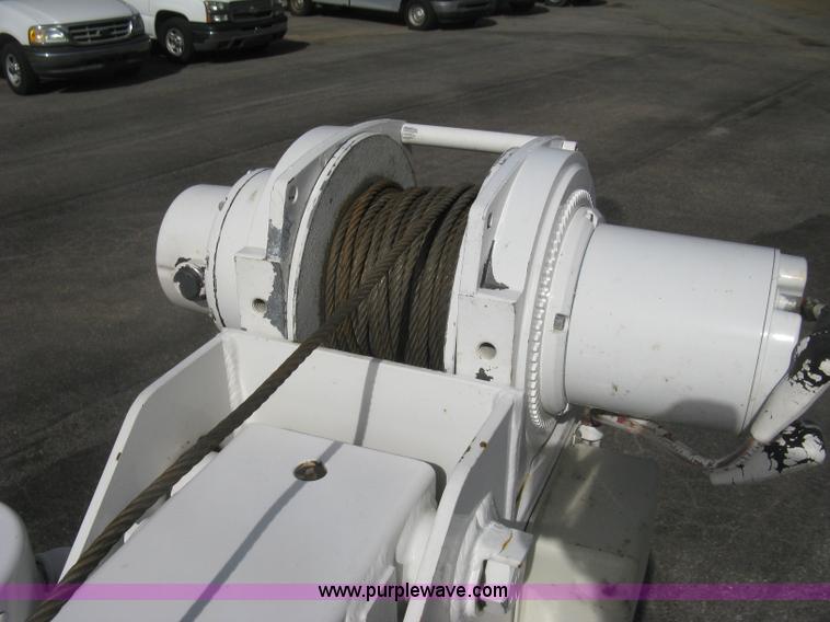 image for item E7881 2004 Chevrolet Silverado 2500HD utility truck