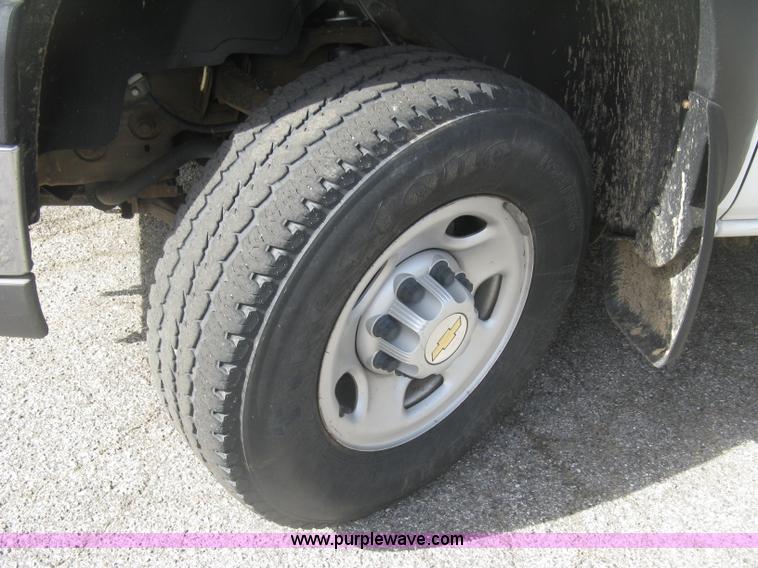 image for item E7881 2004 Chevrolet Silverado 2500HD utility truck