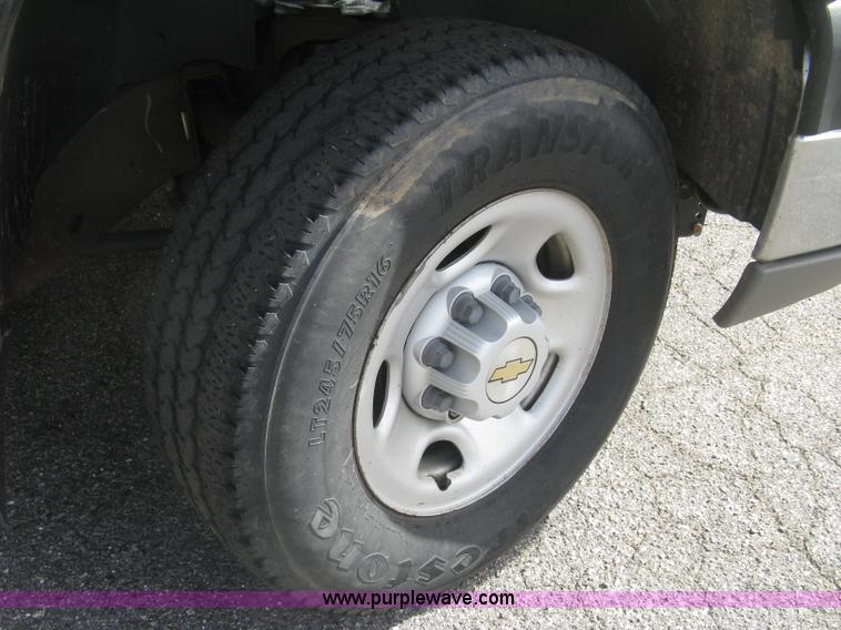 image for item E7881 2004 Chevrolet Silverado 2500HD utility truck