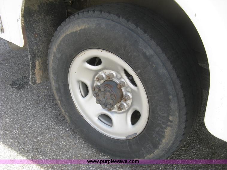 image for item E7881 2004 Chevrolet Silverado 2500HD utility truck