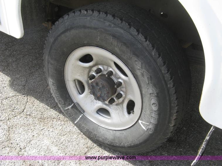 image for item E7881 2004 Chevrolet Silverado 2500HD utility truck