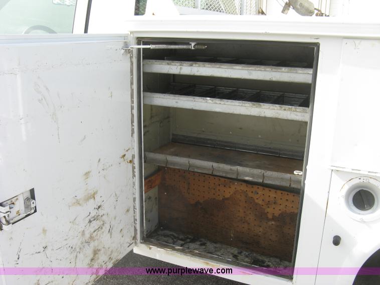 image for item E7881 2004 Chevrolet Silverado 2500HD utility truck