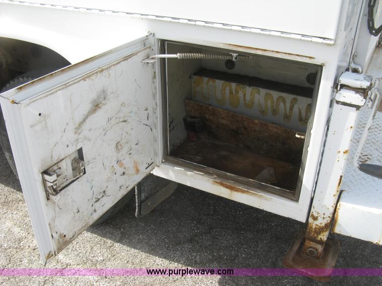 image for item E7881 2004 Chevrolet Silverado 2500HD utility truck