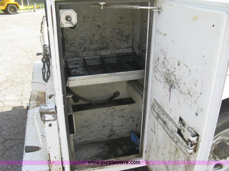 image for item E7881 2004 Chevrolet Silverado 2500HD utility truck