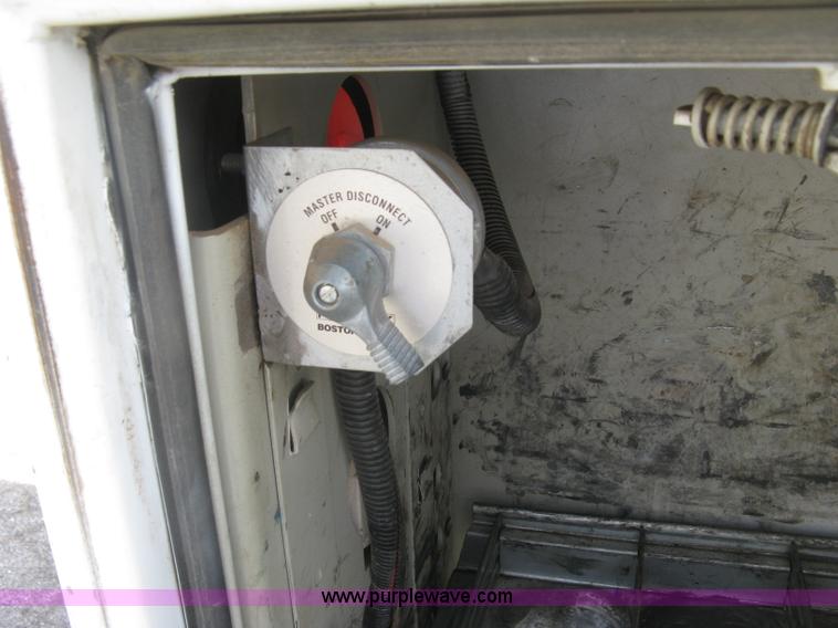 image for item E7881 2004 Chevrolet Silverado 2500HD utility truck