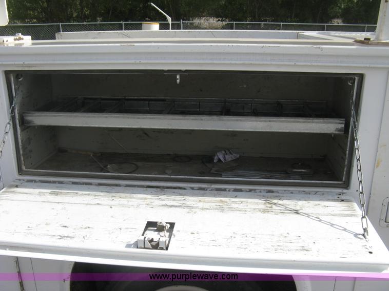 image for item E7881 2004 Chevrolet Silverado 2500HD utility truck