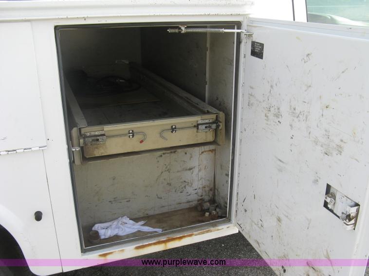 image for item E7881 2004 Chevrolet Silverado 2500HD utility truck