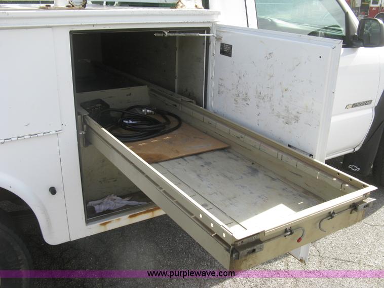 image for item E7881 2004 Chevrolet Silverado 2500HD utility truck