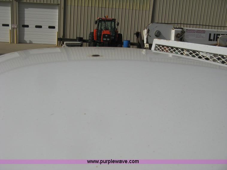 image for item E7881 2004 Chevrolet Silverado 2500HD utility truck