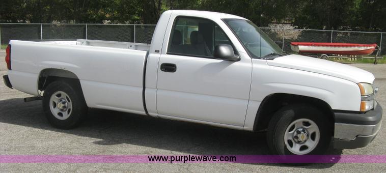 image for item E7882 2004 Chevrolet Silverado 1500 pickup truck