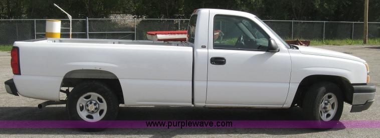 image for item E7882 2004 Chevrolet Silverado 1500 pickup truck